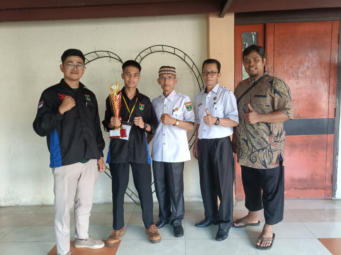 Muhammad Shafix bersama Kepala SMKN 1 Tilkam Salim Ahmad, S. Pd serta guru pendamping dan pembimbing usai memastikan diri lolos ke putaran nasional LKS 2025